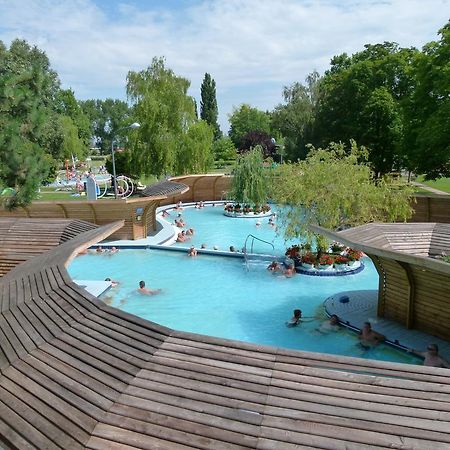 Thermal Apartmanhaz Komárom Zewnętrze zdjęcie